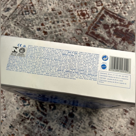 Holiday Visions Reina de las Nieves Barbie 2003 - Picture 3 of 7